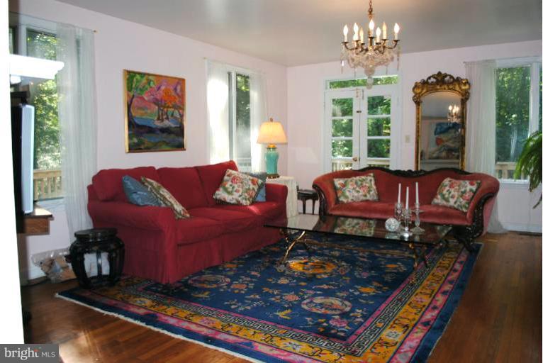 1015 Poplar Hill Road Baltimore, MD 21210 - Photo 15 of 29 Living Room