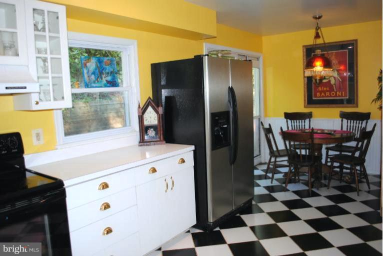 1015 Poplar Hill Road Baltimore, MD 21210 - Photo 17 of 29 Kitchen
