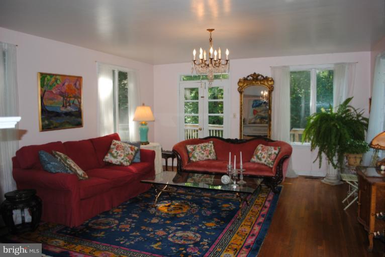 1015 Poplar Hill Road Baltimore, MD 21210 - Photo 21 of 29 Living Room