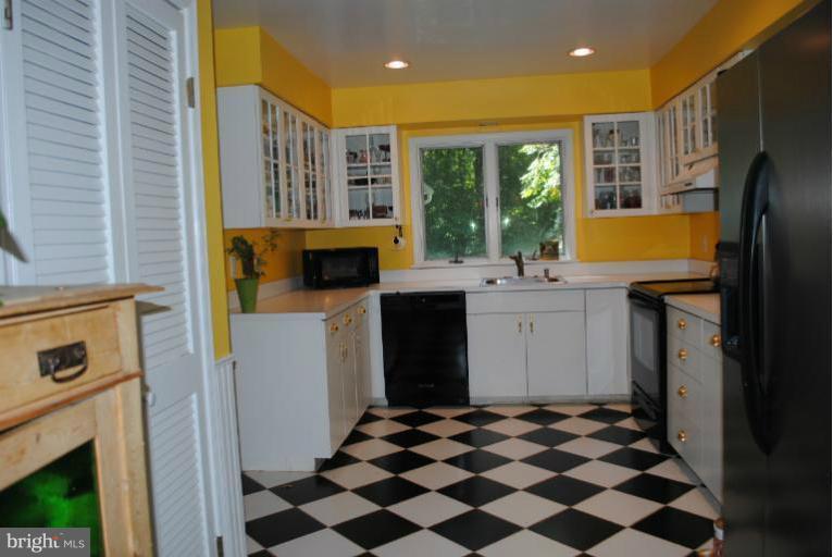 1015 Poplar Hill Road Baltimore, MD 21210 - Photo 22 of 29 Kitchen