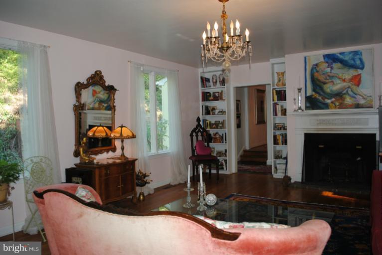 1015 Poplar Hill Road Baltimore, MD 21210 - Photo 28 of 29 Living Room