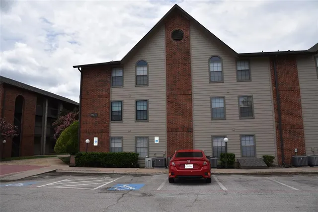 $155,500 | 218 North Texas Boulevard, Unit 113, Denton, TX 76201