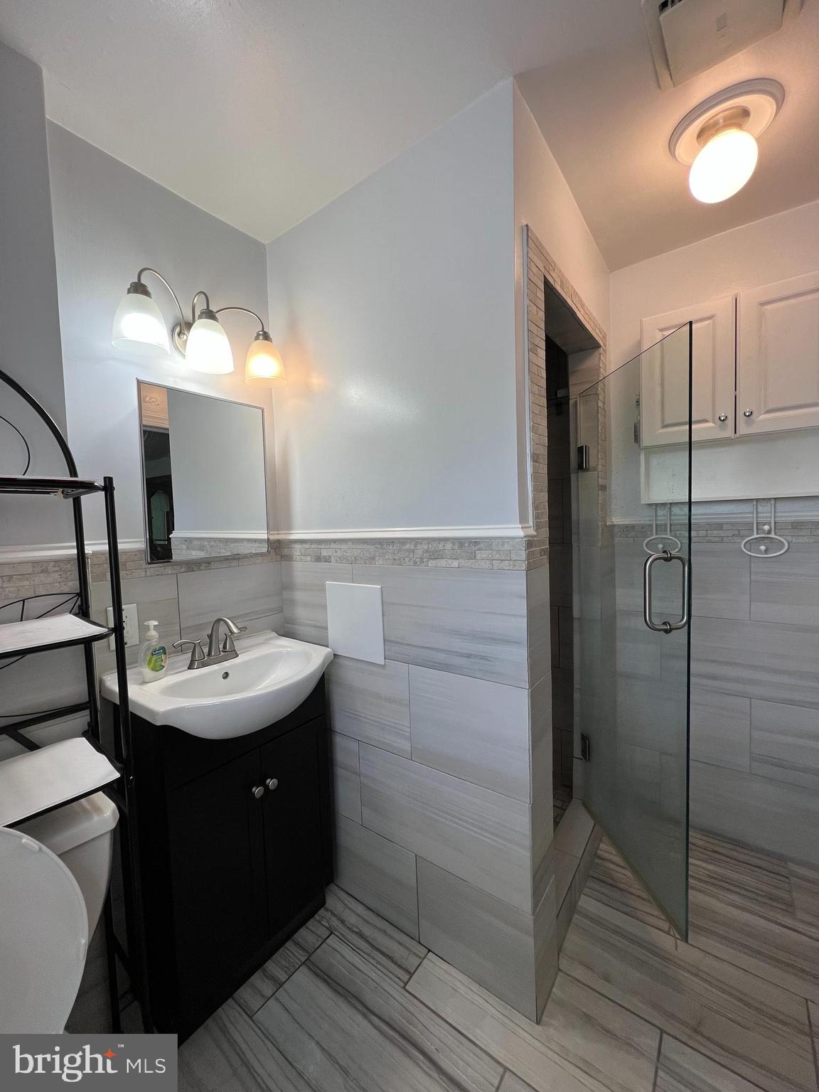 954 Westfield Road Springfield, PA 19064 - Photo 23 of 44 1st level Master bedroom bathroom