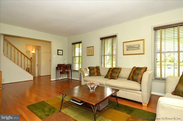 9062 Brook Ford Road Burke, VA 22015 - Photo 19 of 27 Living Room
