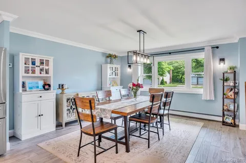 $899,999 | 20 Canterbury Court, Oakdale, NY 11769