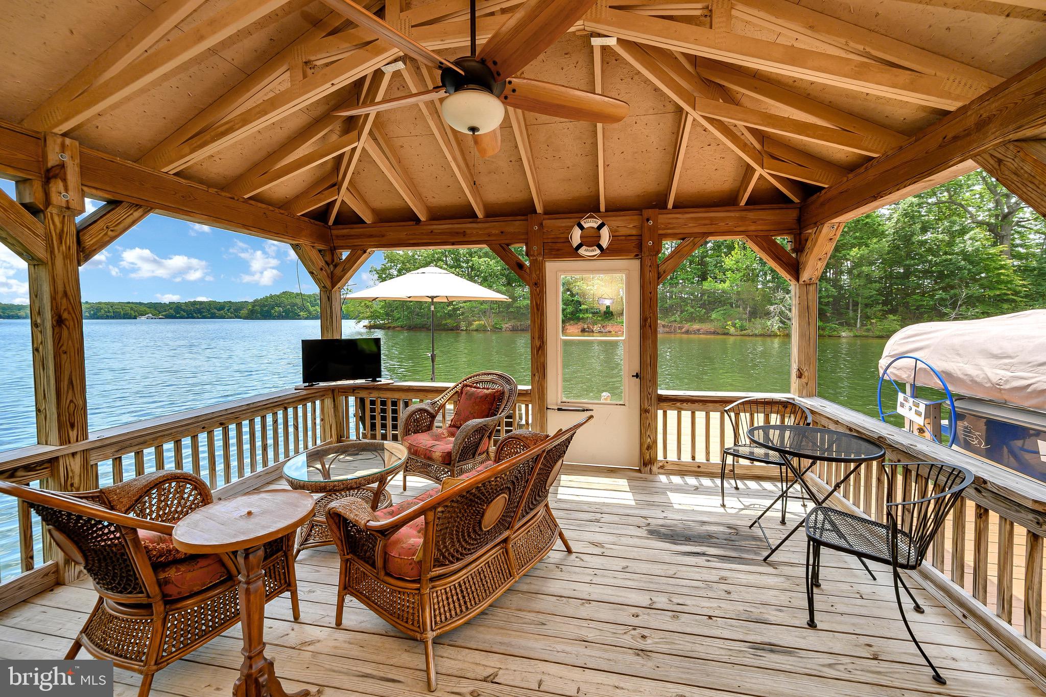 This is how you want to live at the lake!