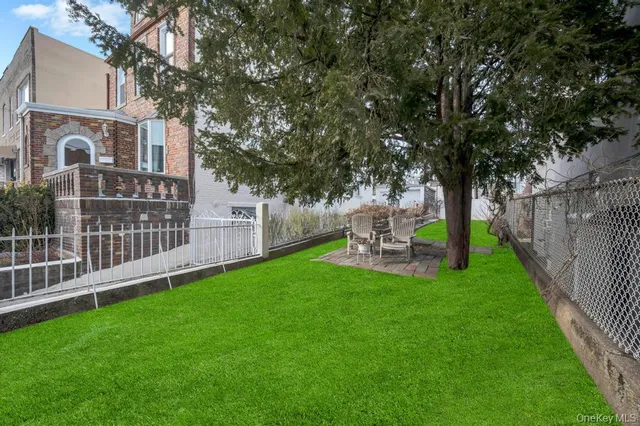 a view of a house with backyard and garden