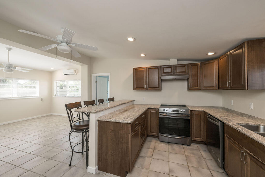 17279 Pine Tree Lane Sugarloaf, FL 33042 - Photo 18 of 33 a kitchen with a stove a sink and a refrigerator