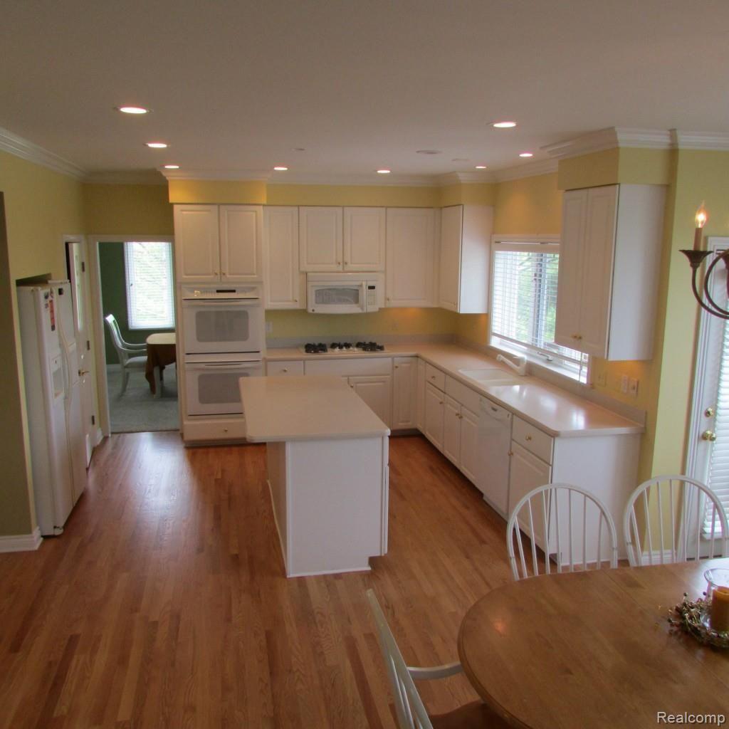 1563 Elcroft Court Rochester, MI 48307 - Photo 16 of 52 KITCHEN.jpg