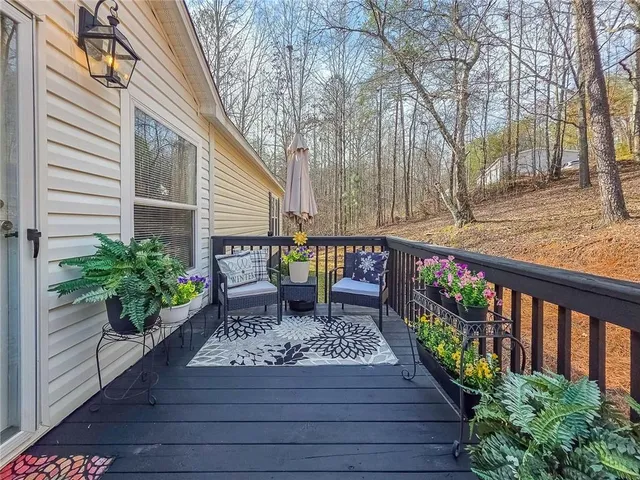 a view of a bench in patio with wooden fence