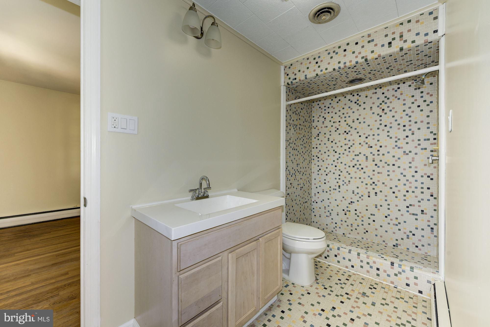 76 Federal City Road Ewing, NJ 08638 - Photo 25 of 32 Jack-And-Jill Bath between BRs 1 & 2