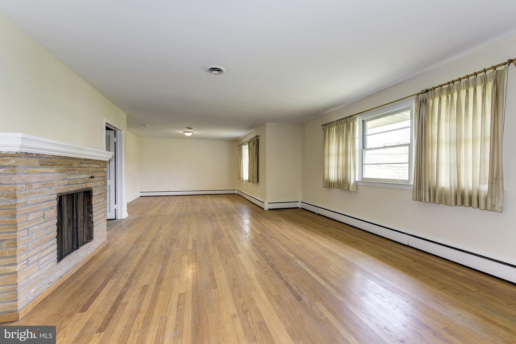 76 Federal City Road Ewing, NJ 08638 - Photo 5 of 32 Living/Dining Room