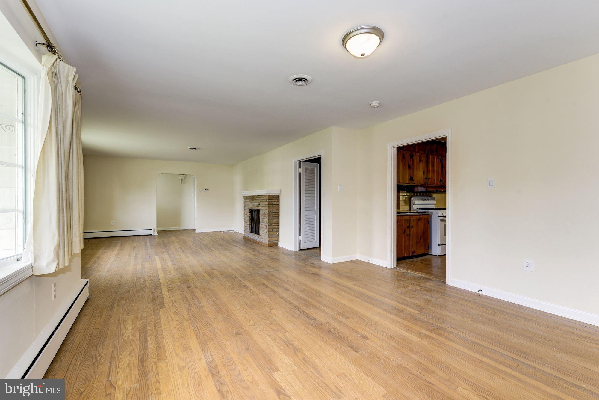 76 Federal City Road Ewing, NJ 08638 - Photo 7 of 32 Living/Dining Room