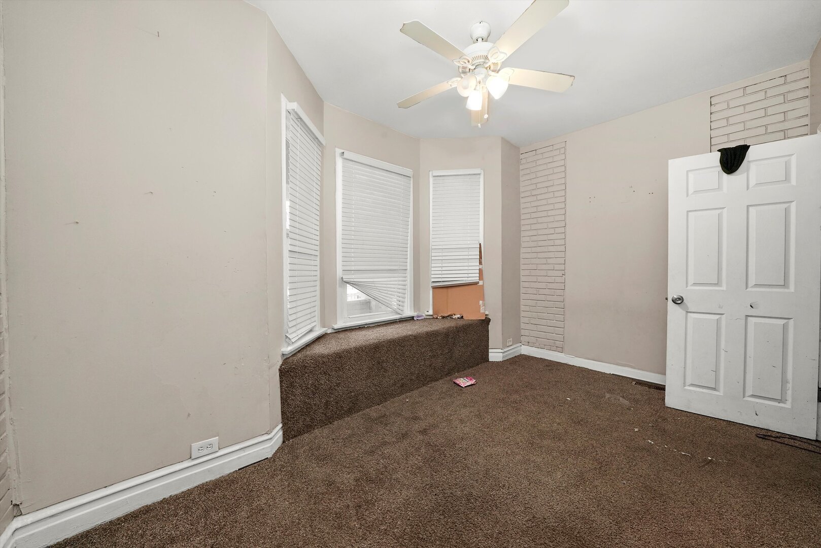 10446 South State Street Chicago, IL 60628 - Photo 9 of 25 an empty room with windows and closet