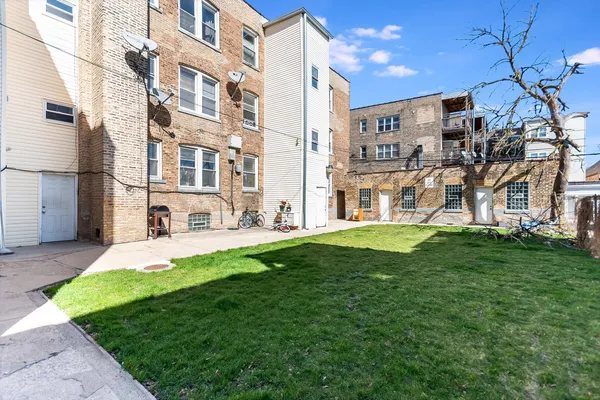 $164,900 | 3553 West Sunnyside Avenue, Unit 1, Chicago, IL 60625
