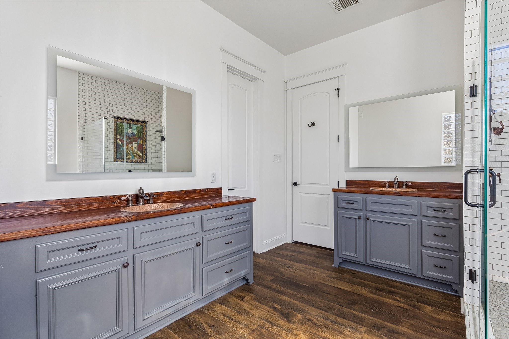 1408 West 23rd Street Houston, TX 77008 - Photo 26 of 39 a bathroom with a sink and mirror
