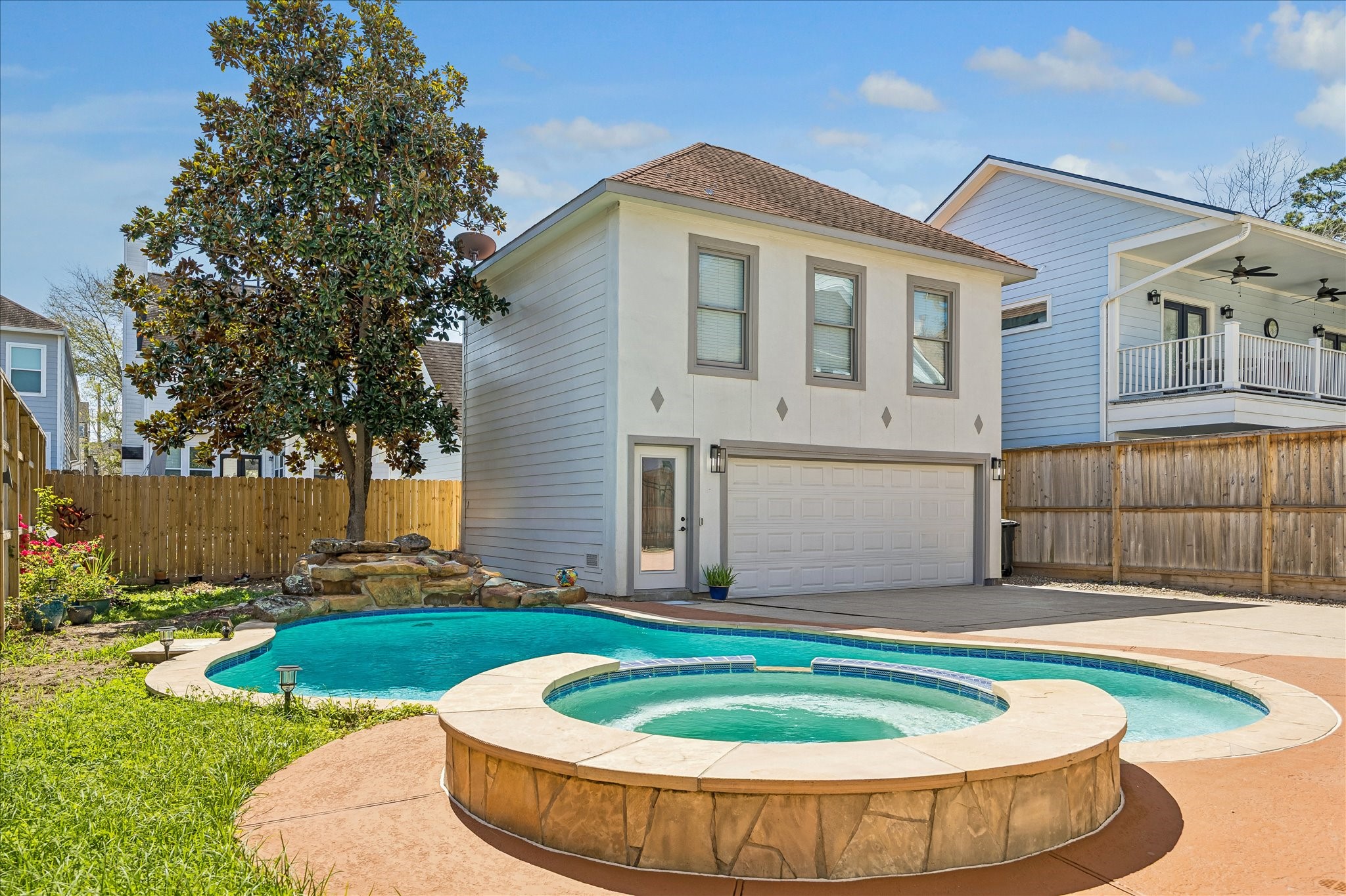 1408 West 23rd Street Houston, TX 77008 - Photo 37 of 39 a view of a house with swimming pool and yard