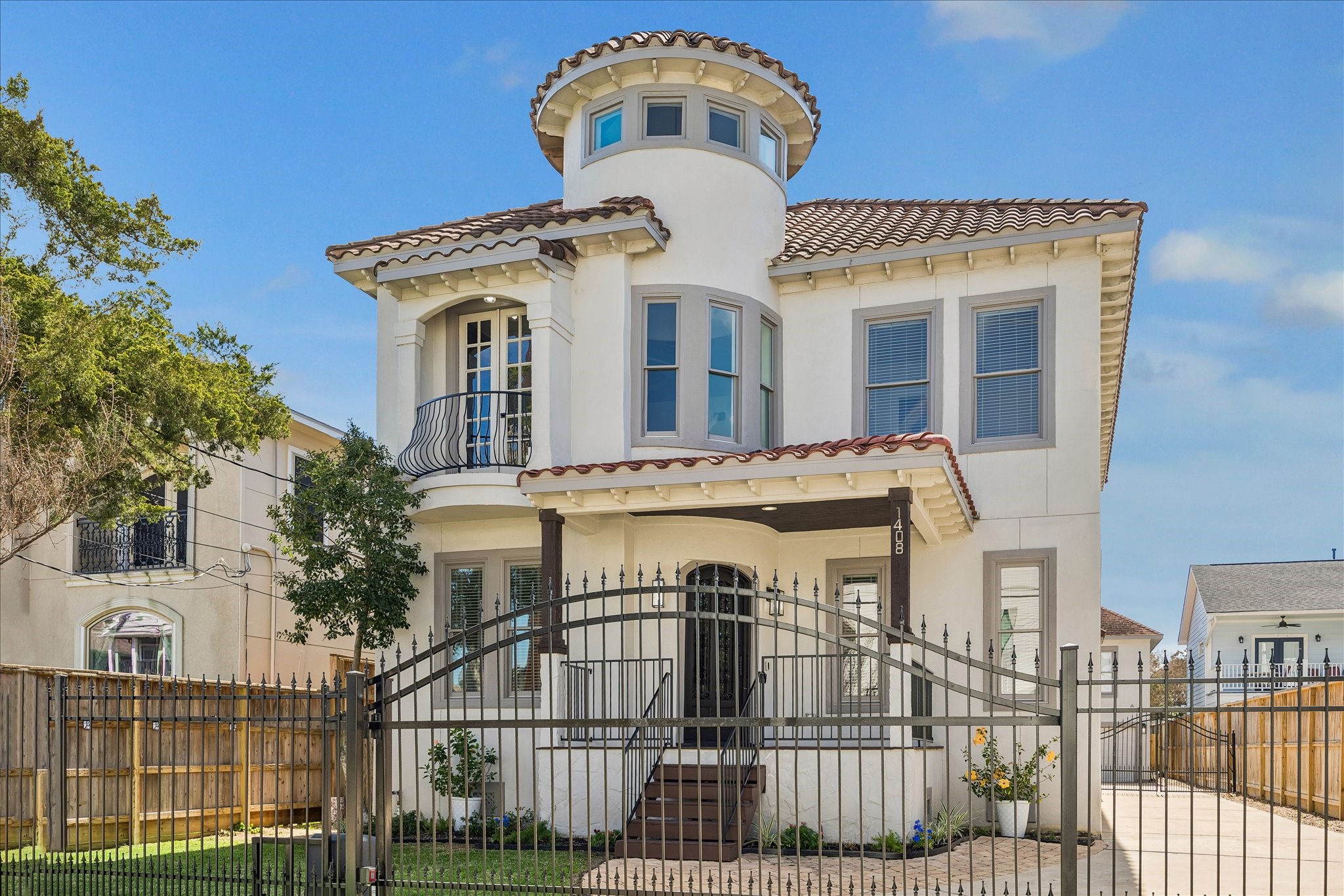 1408 West 23rd Street Houston, TX 77008 - Photo 39 of 39 a front view of a house with a iron gate