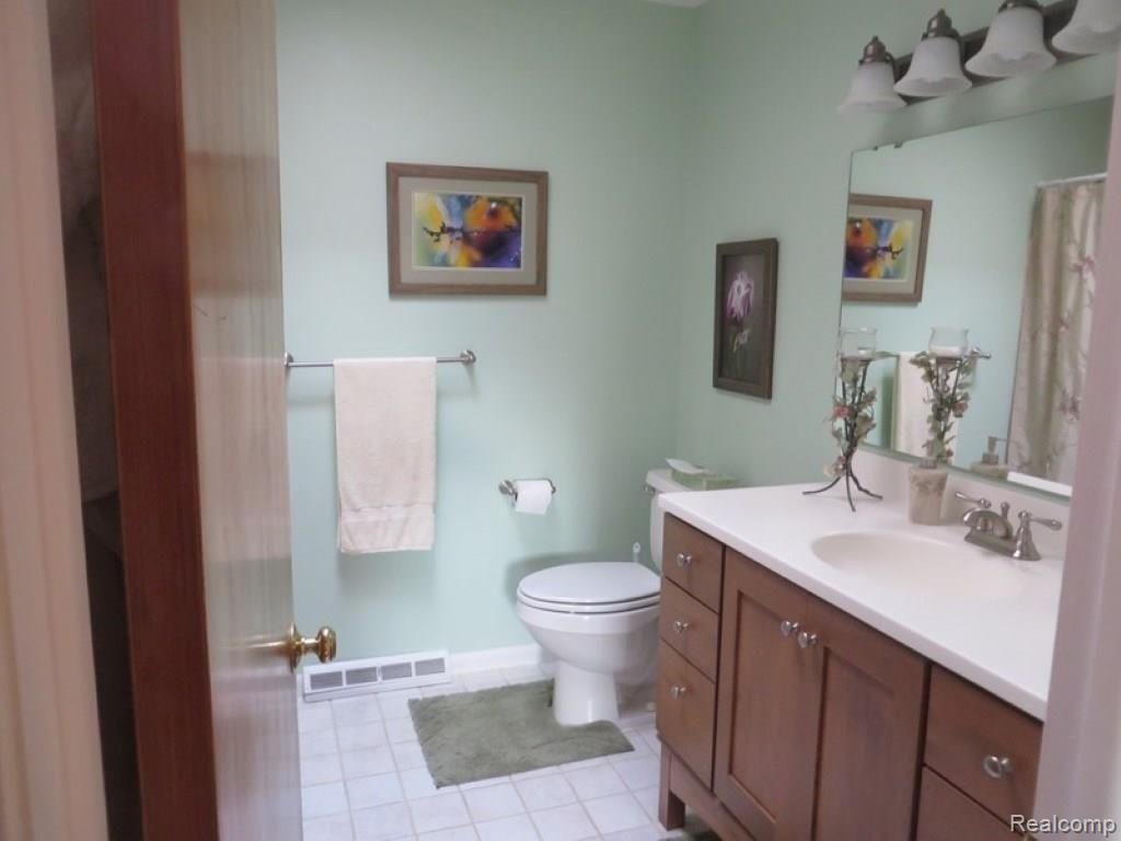1050 Seneca Road Lake Orion, MI 48362 - Photo 5 of 31 hall bathroom.jpg