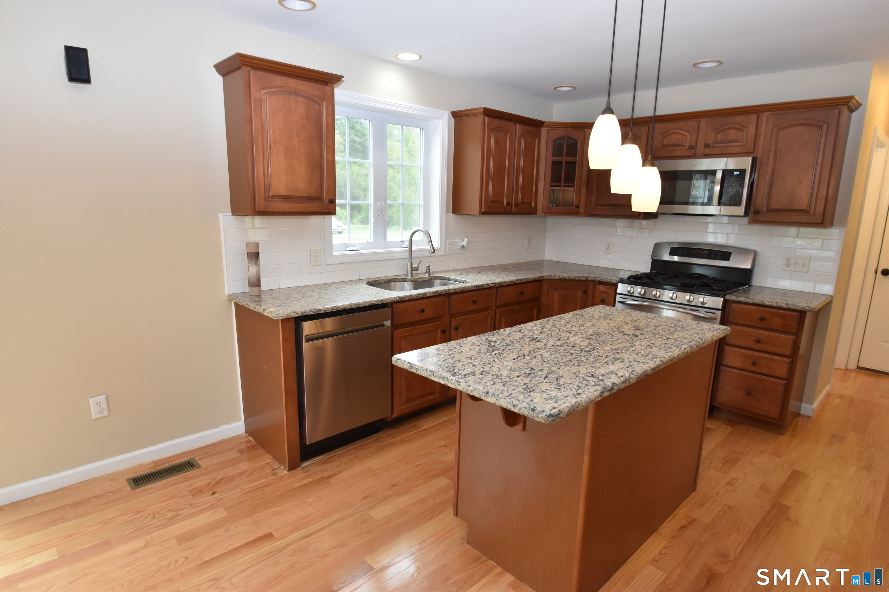 1 Morello Circle Windsor, CT 06095 - Photo 4 of 28