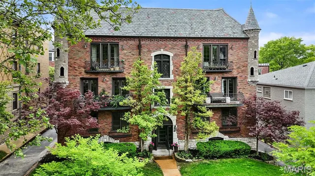 $449,498 | 7520 Buckingham Drive, Unit 1W, St. Louis, MO 63105