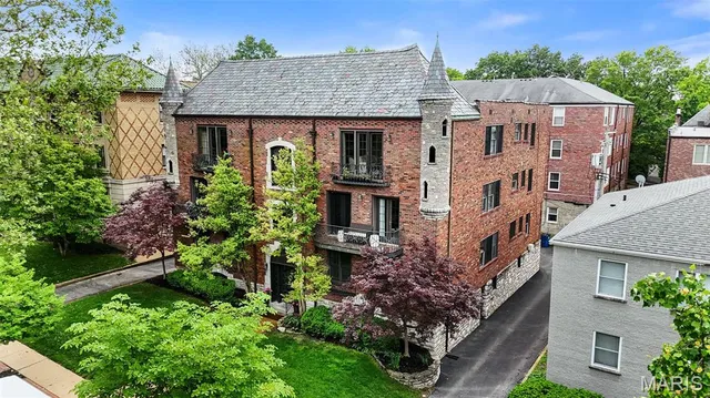 $449,498 | 7520 Buckingham Drive, Unit 1W, St. Louis, MO 63105