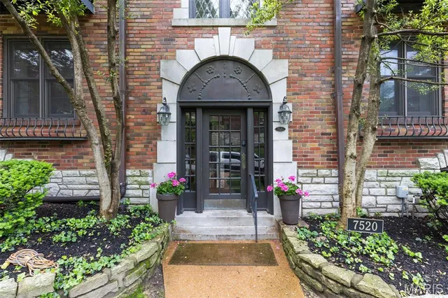 $449,498 | 7520 Buckingham Drive, Unit 1W, St. Louis, MO 63105