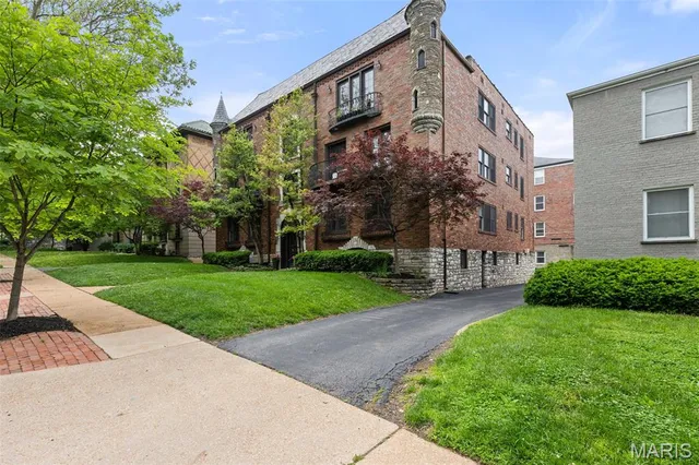 $449,498 | 7520 Buckingham Drive, Unit 1W, St. Louis, MO 63105