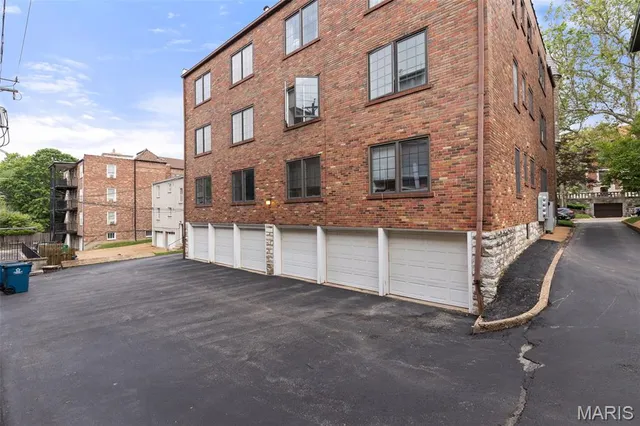 $449,498 | 7520 Buckingham Drive, Unit 1W, St. Louis, MO 63105