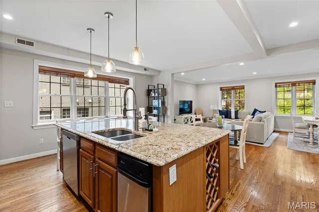 $449,498 | 7520 Buckingham Drive, Unit 1W, St. Louis, MO 63105