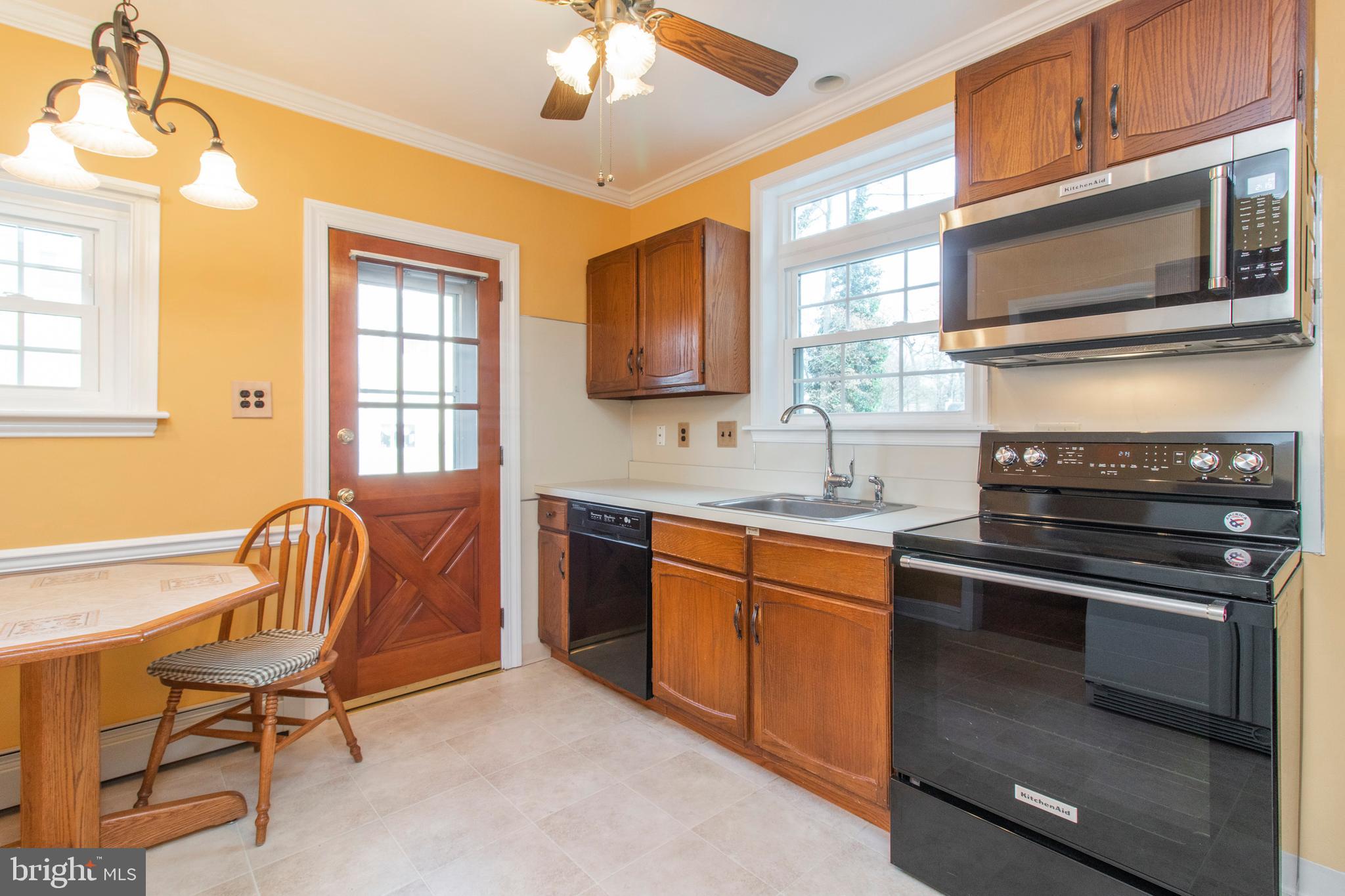 541 Strathmore Road Havertown, PA 19083 - Photo 11 of 35 Smooth-top Cooking, Transom Window