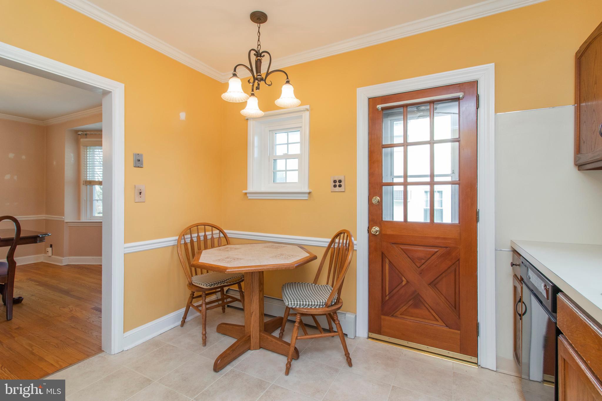 541 Strathmore Road Havertown, PA 19083 - Photo 10 of 35 Kitchen with Eat-In Space