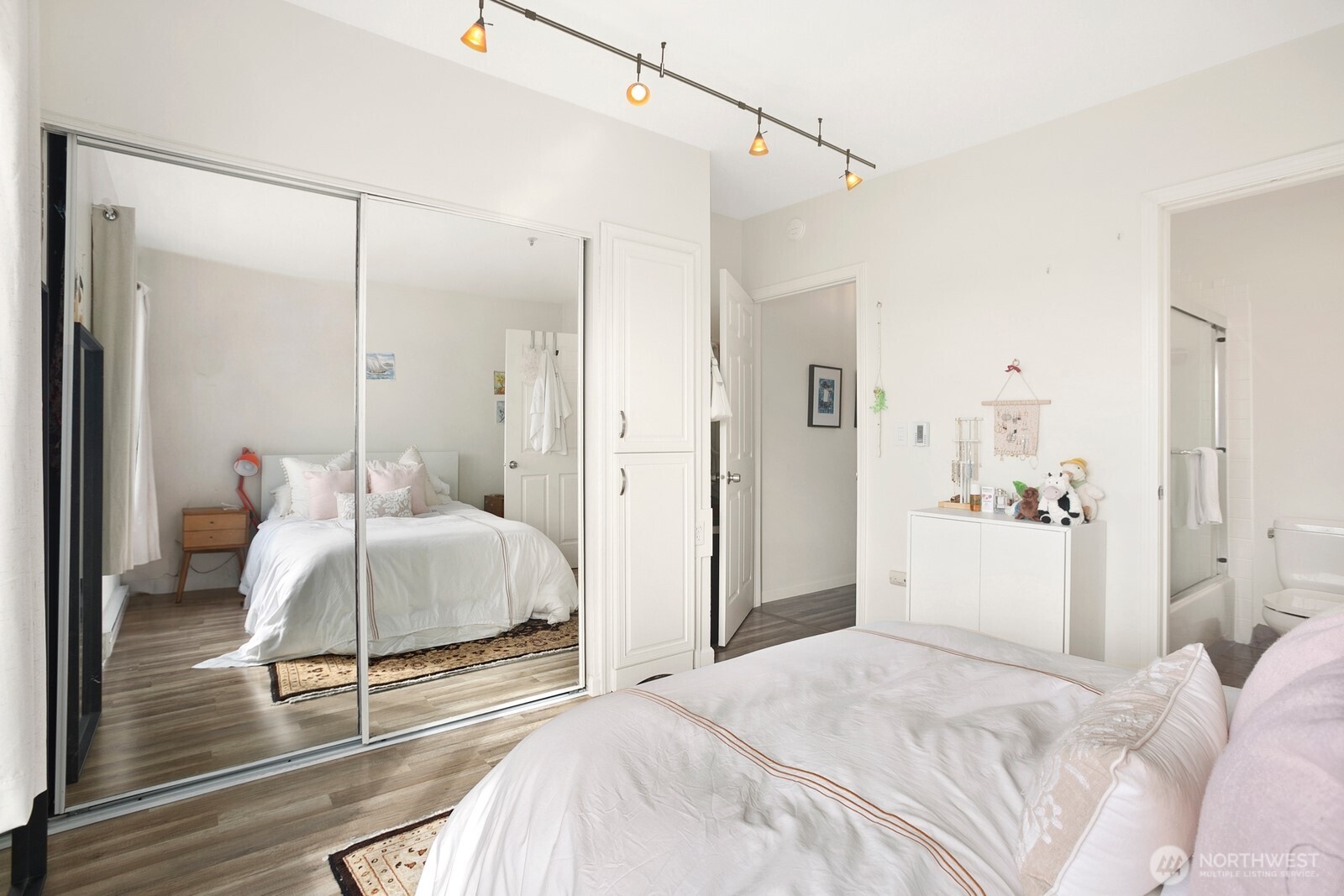 2117 North 107th Street, Unit 402 Seattle, WA 98133 - Photo 13 of 27