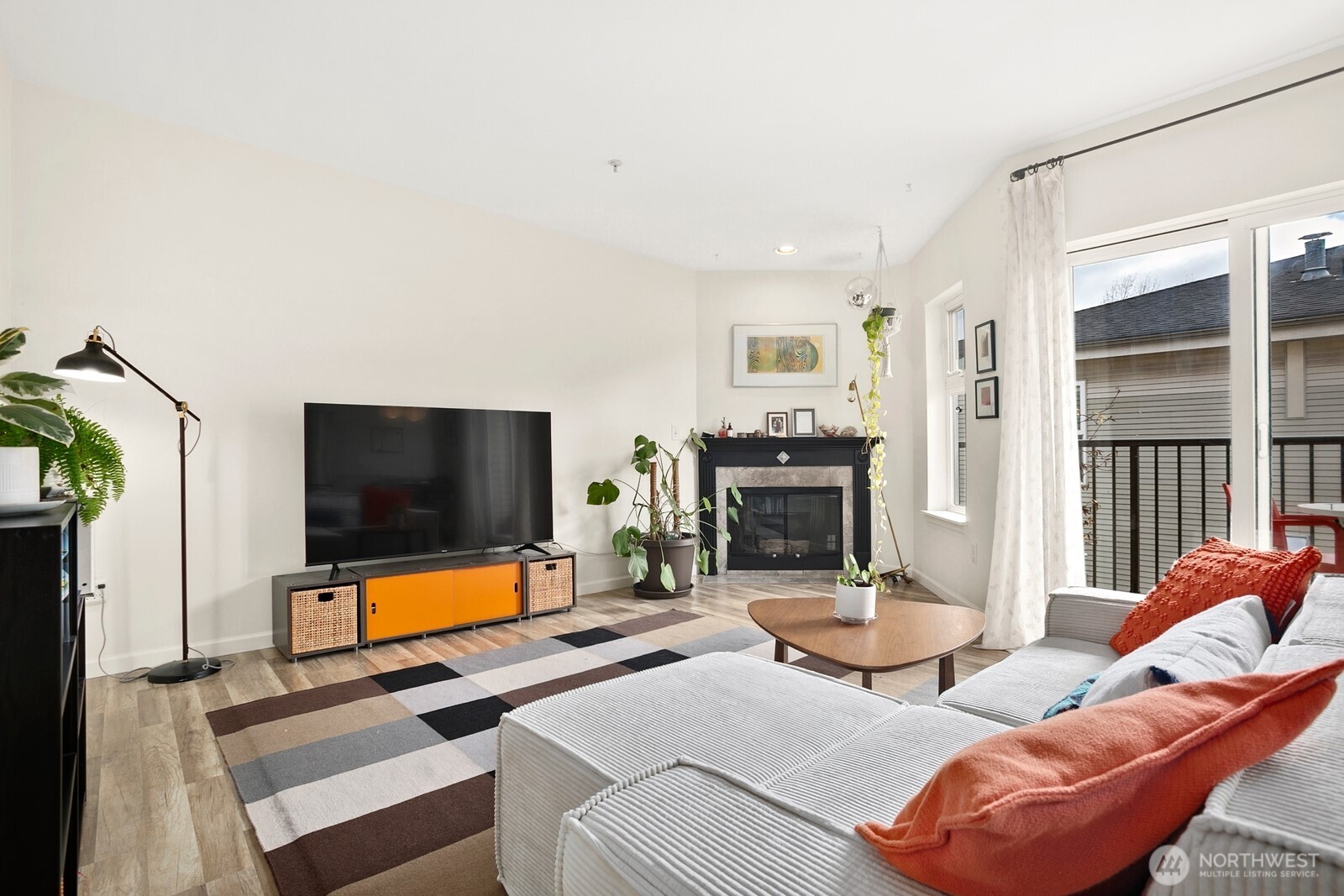 2117 North 107th Street, Unit 402 Seattle, WA 98133 - Photo 2 of 27