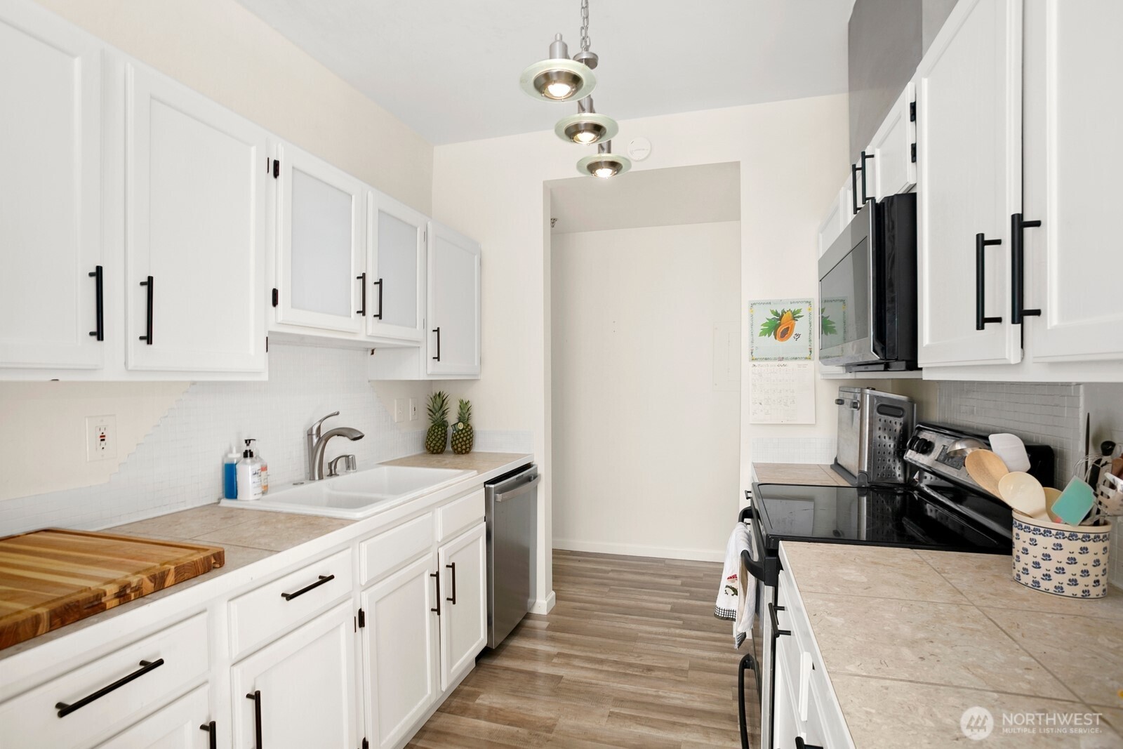 2117 North 107th Street, Unit 402 Seattle, WA 98133 - Photo 9 of 27