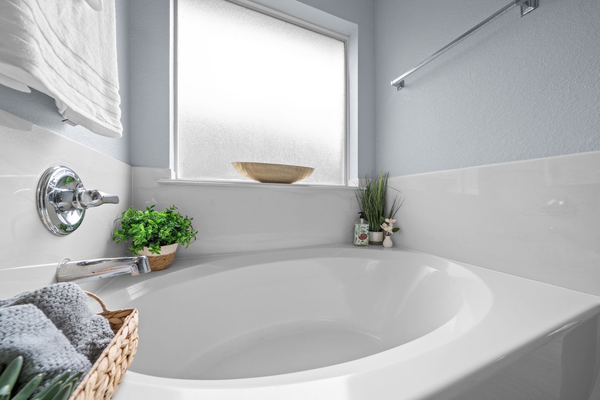 694 St Croix Alvin, TX 77511 - Photo 14 of 30 a white bath tub sitting in a bathroom