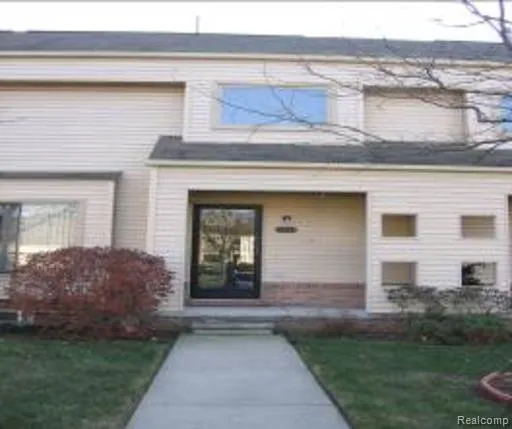 $1,800 | 24701 Bashian Drive, Unit 8, Novi, MI 48375