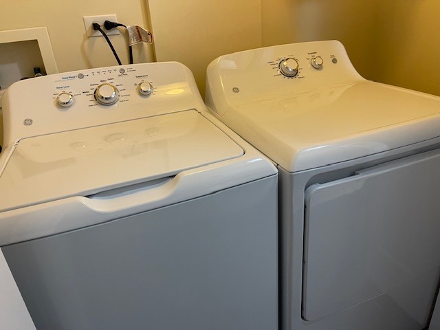 875 East 22nd Street, Unit 204 Lombard, IL 60148 - Photo 28 of 47 a utility room with dryer and washer