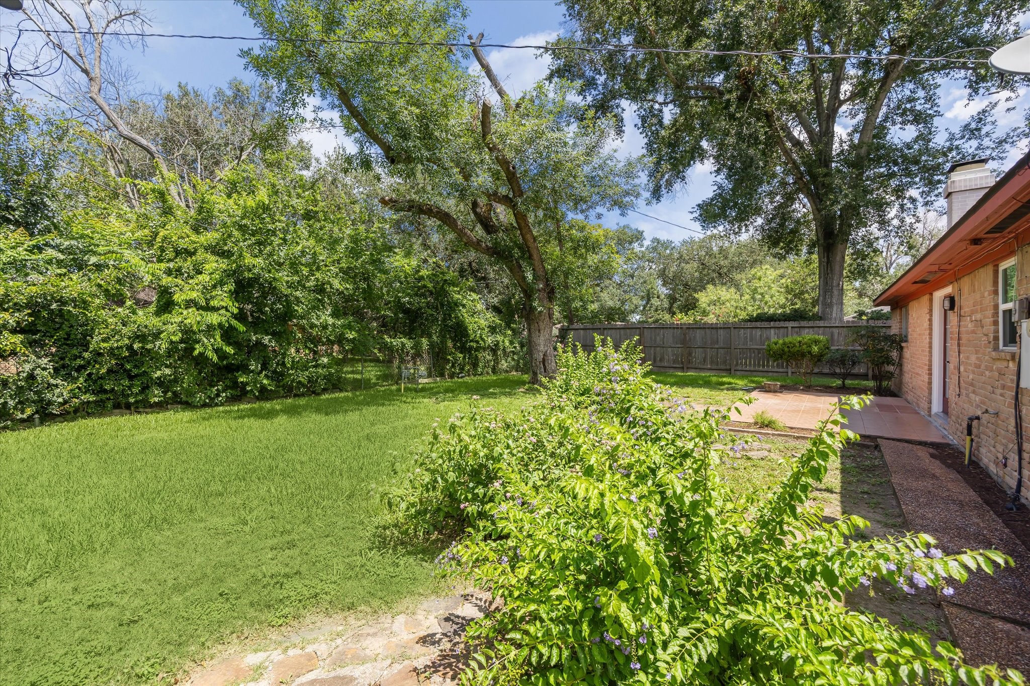 7539 Jason Street Houston, TX 77074 - Photo 14 of 16 a backyard of a house with lots of green space