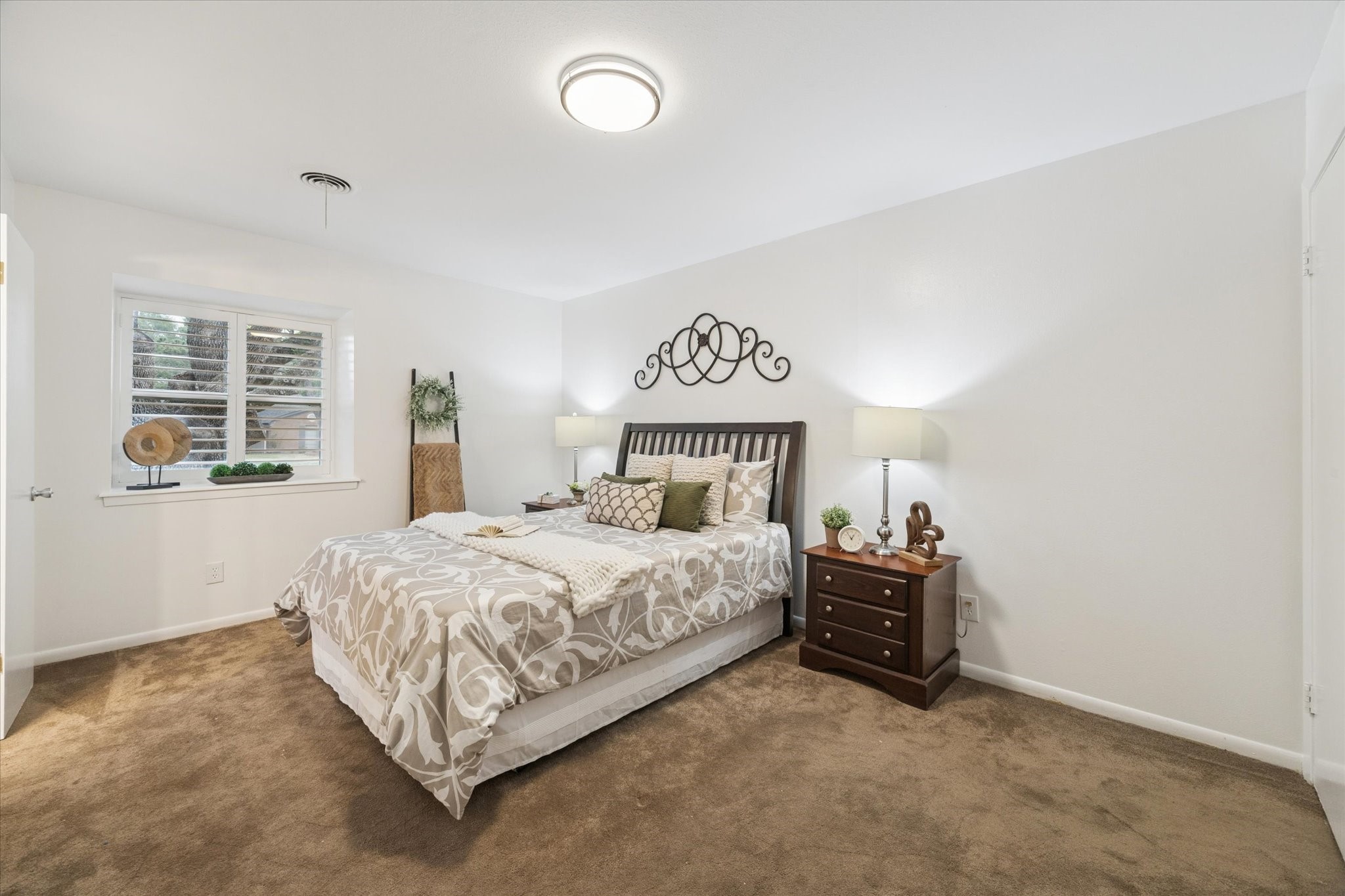 7539 Jason Street Houston, TX 77074 - Photo 10 of 16 a bedroom with a bed and a window