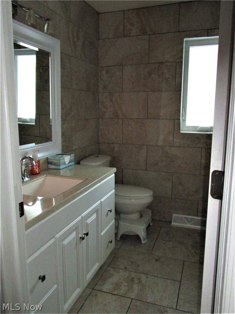 7482 Ridge Road Cleveland, OH 44129 - Photo 15 of 20 Updated fully tiled bath.