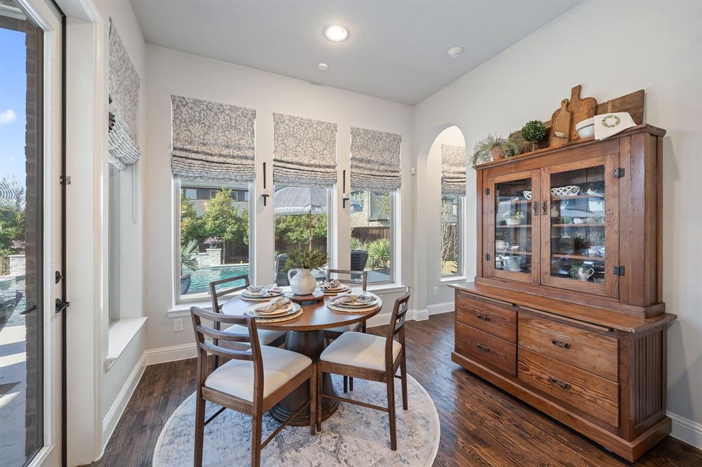 16509 Prairie Oak Road Frisco, TX 75033 - Photo 15 of 39 a dining room with furniture and window