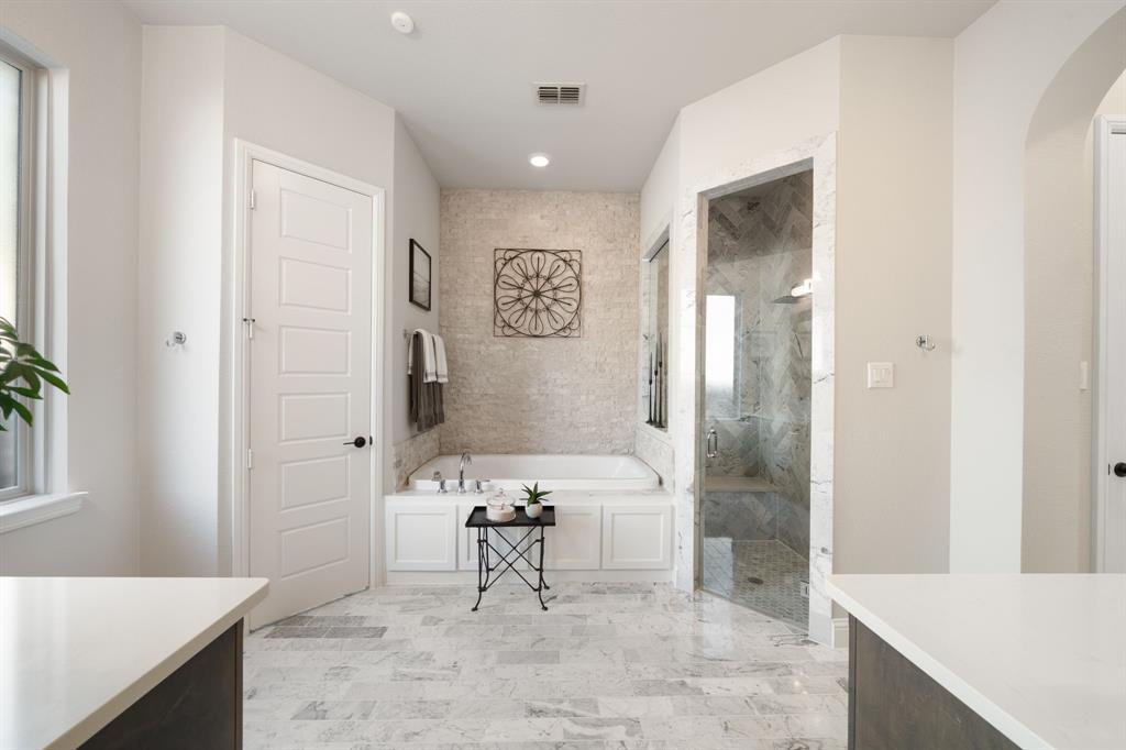 16509 Prairie Oak Road Frisco, TX 75033 - Photo 17 of 39 a spacious bathroom with a bathtub and a sink
