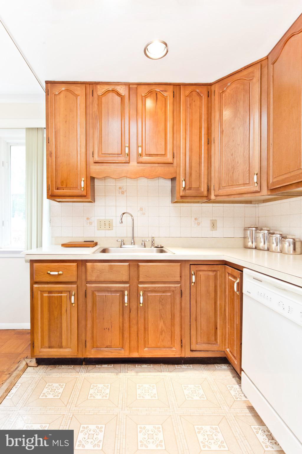 5902 Hanover Avenue Springfield, VA 22150 - Photo 4 of 28 Kitchen
