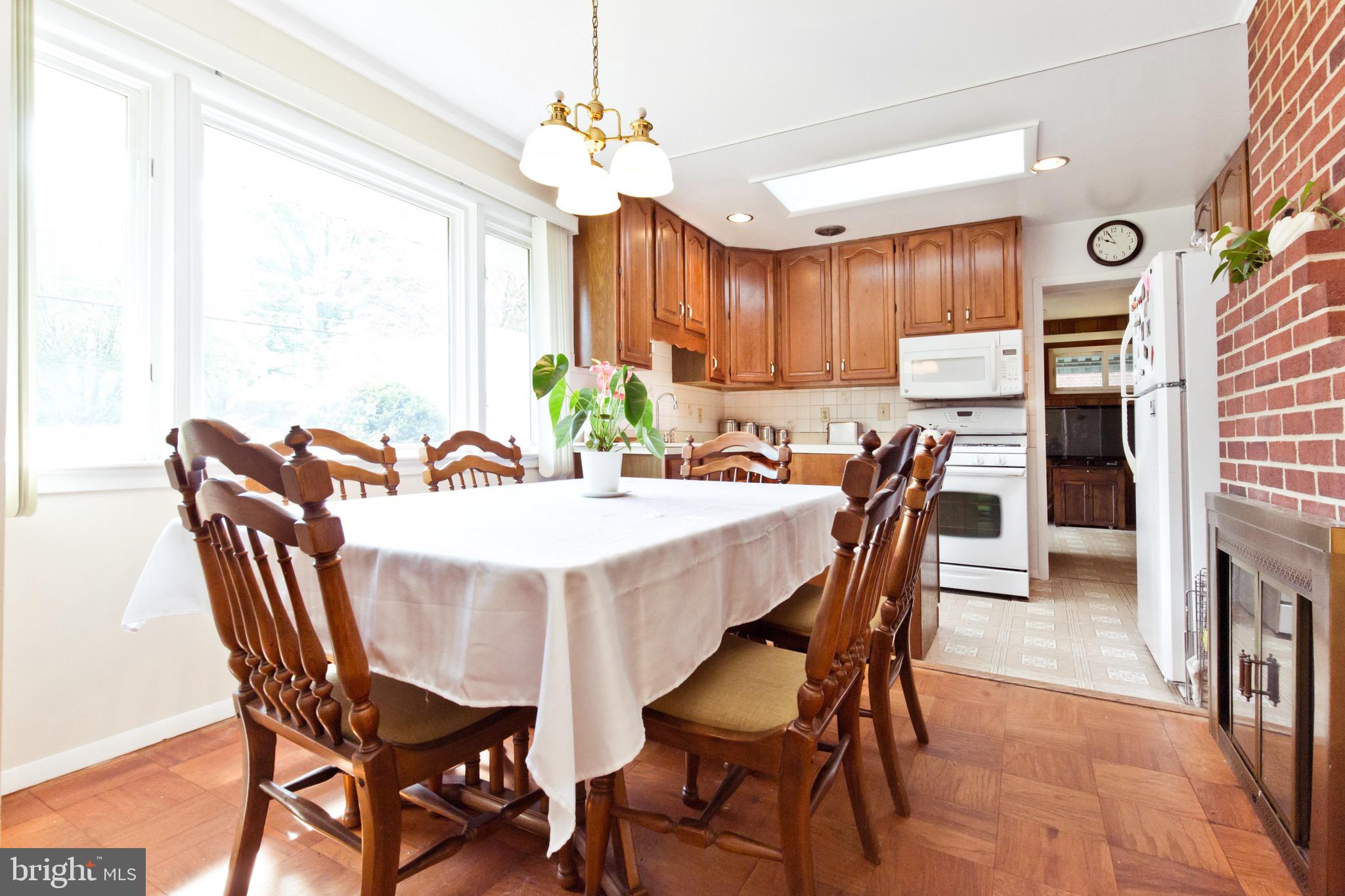 5902 Hanover Avenue Springfield, VA 22150 - Photo 5 of 28 Kitchen / Dining
