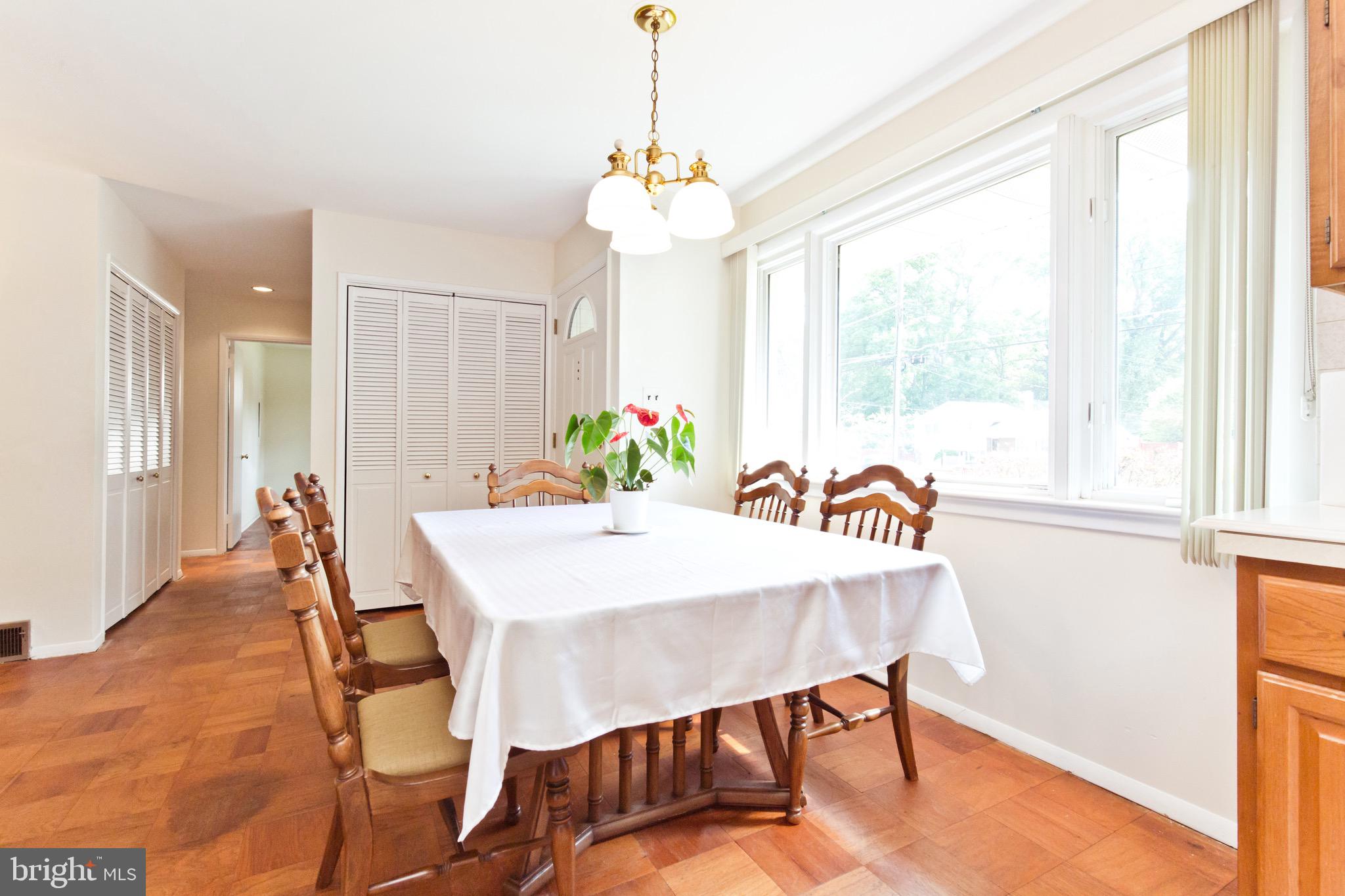 5902 Hanover Avenue Springfield, VA 22150 - Photo 6 of 28 Kitchen / Dining