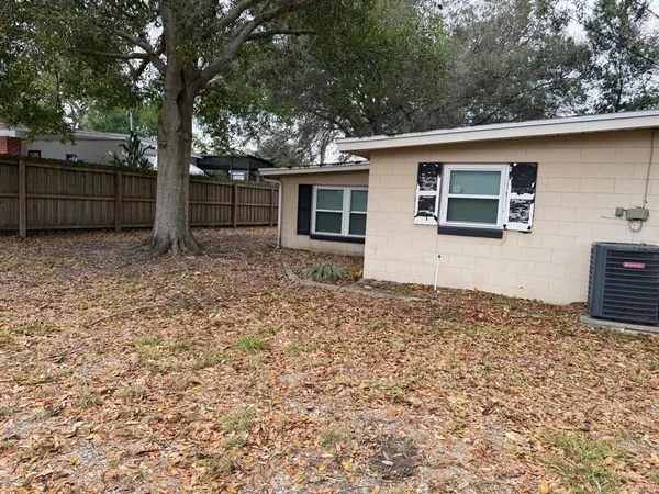 a view of a backyard