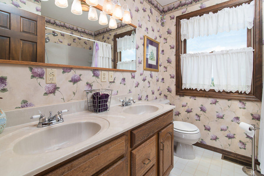 1617 Snapp Road Sevierville, TN 37862 - Photo 25 of 40 Full Guest Bath Upstairs