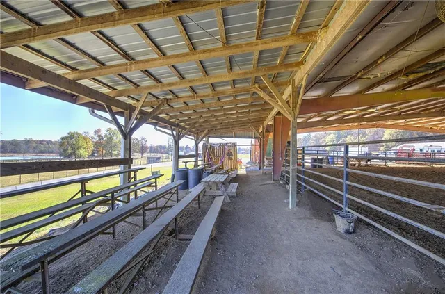 a view of a yard with a house