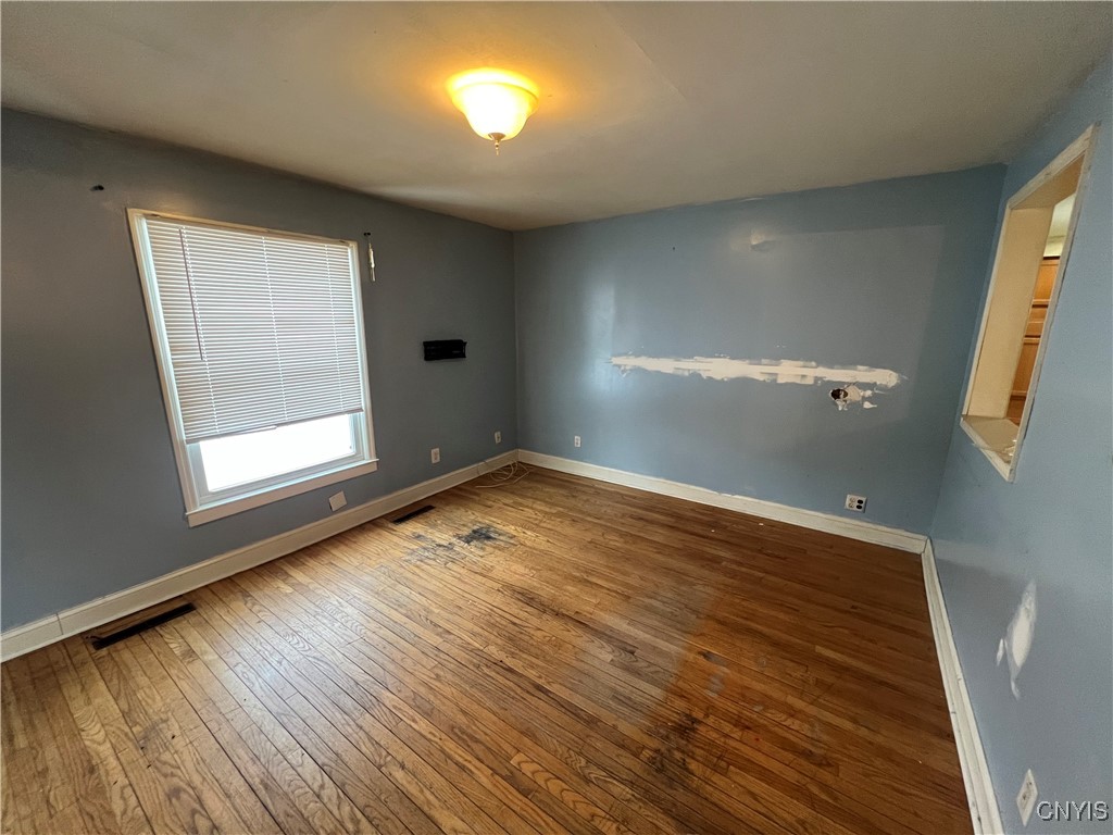 19 Silver Avenue Auburn, NY 13021 - Photo 10 of 20 Living Room